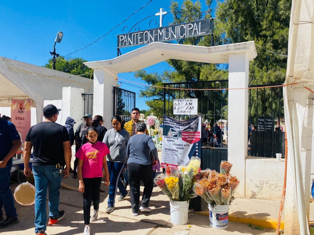 Vicenteguerrerenses se dan cita en el panteón municipal
