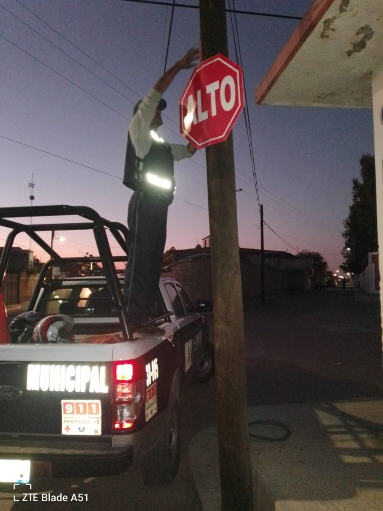 Tránsito Municipal coloca señaléticas en vialidades