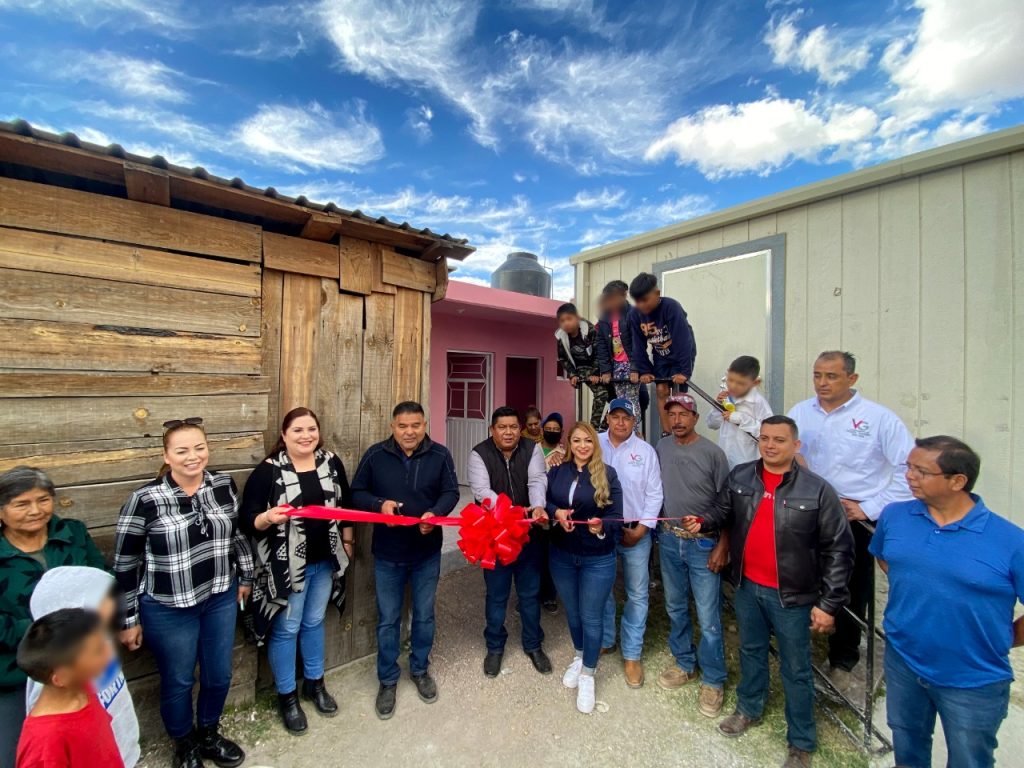 Entregan baños para escuela bilingüe Francisco de los Reyes en Vicente Guerrero.