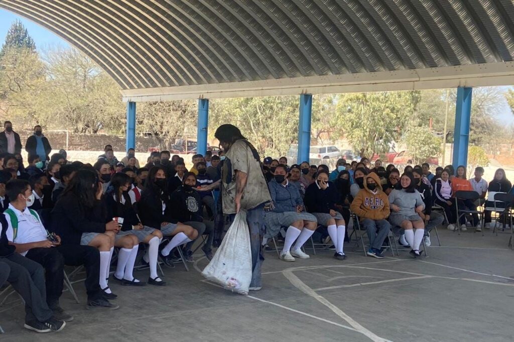 Llevan monólogo educativo a comunidades de Vicente Guerrero