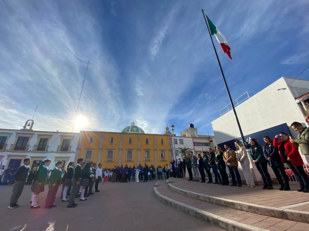 Participa Juanita Acevedo en honores a la bandera