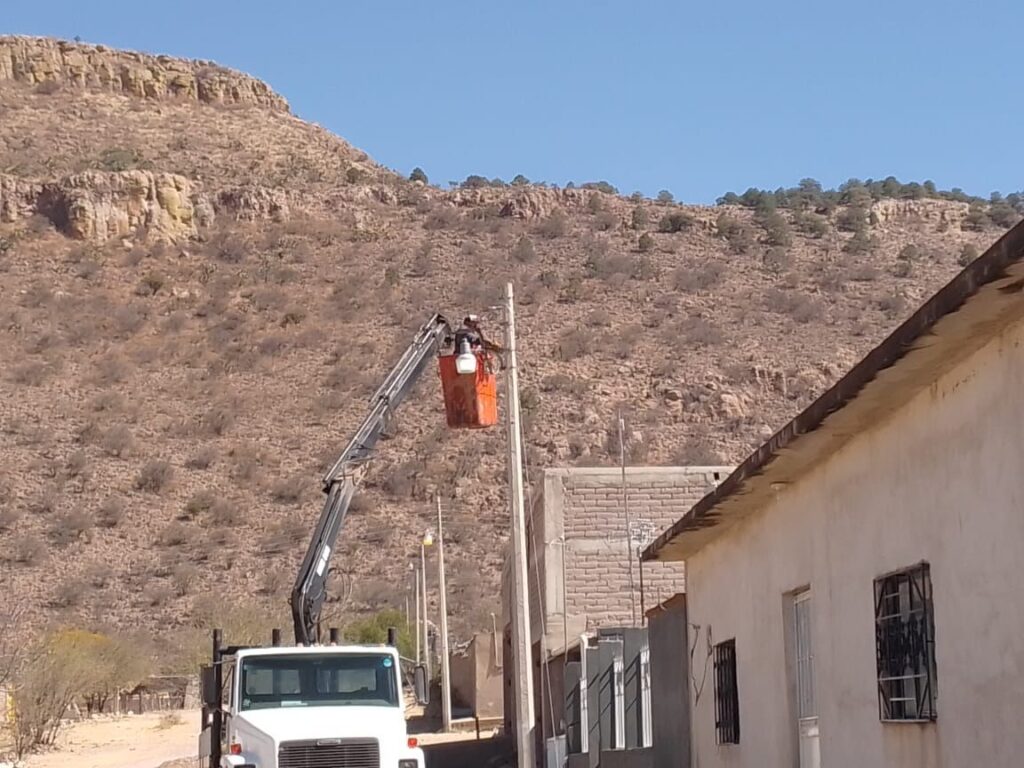 Alumbrado público sustituye luminarias en comunidades.