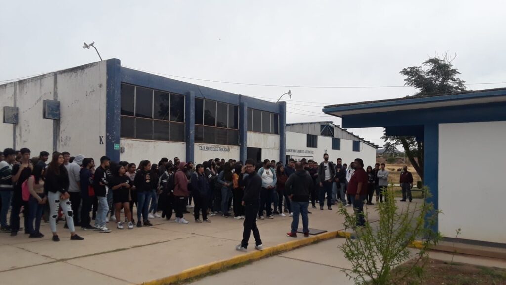 Personal de protección civil participa en el simulacro nacional.
