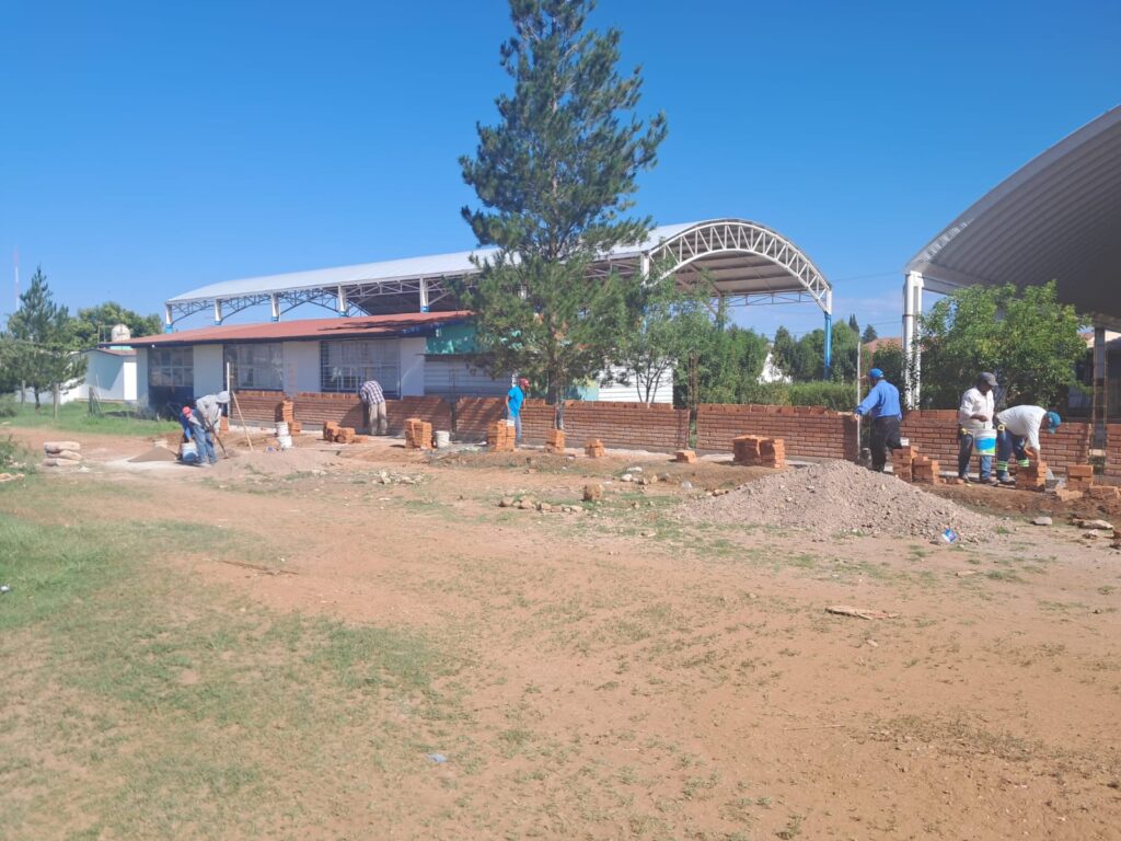 Juanita Acevedo supervisa Avance de Construcción en la Escuela Primaria Roberta Calzada