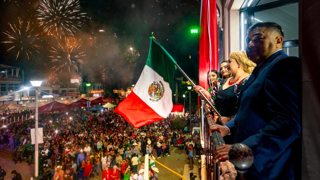 Celebran vicenteguerrerenses el grito de independencia.