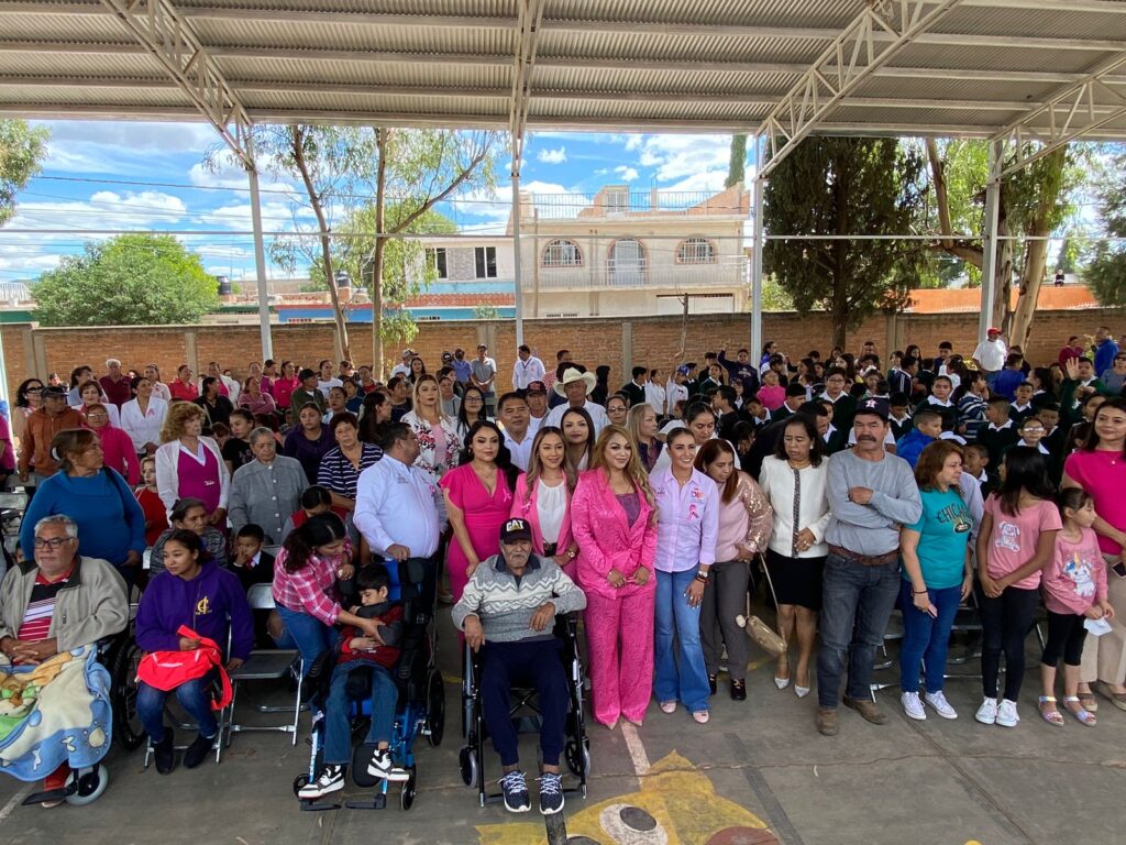Entrega aparatos funcionales y comedores escolares en Vicente Guerrero