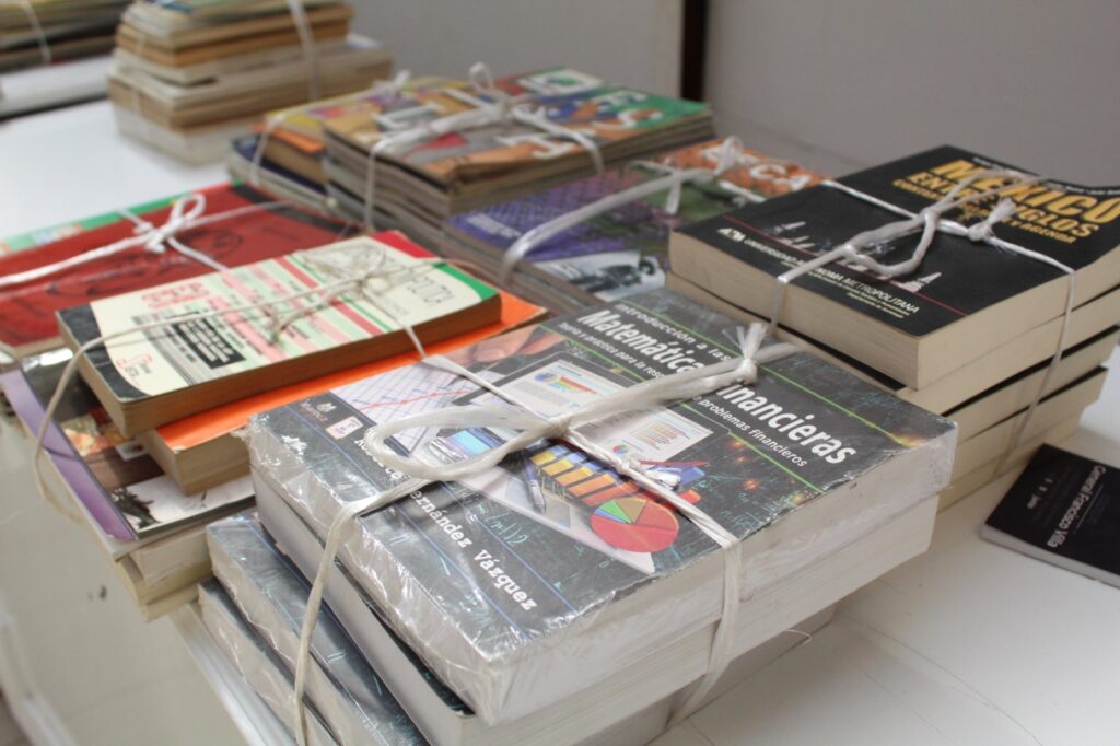 Entregan material didáctico a bibliotecas.
