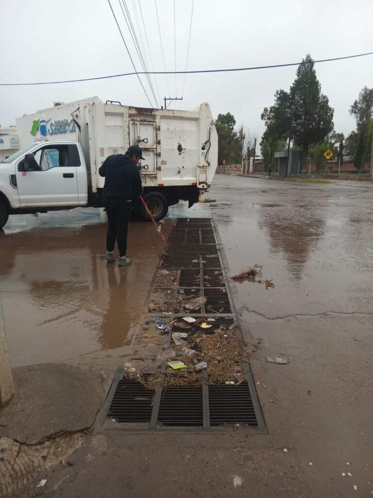 Servicios Generales trabajan en la recolección de basura que obstruye desagües en la ciudad