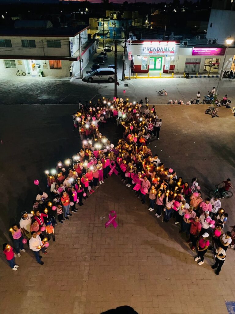 Realizan moño rosa en Vicente Guerrero.