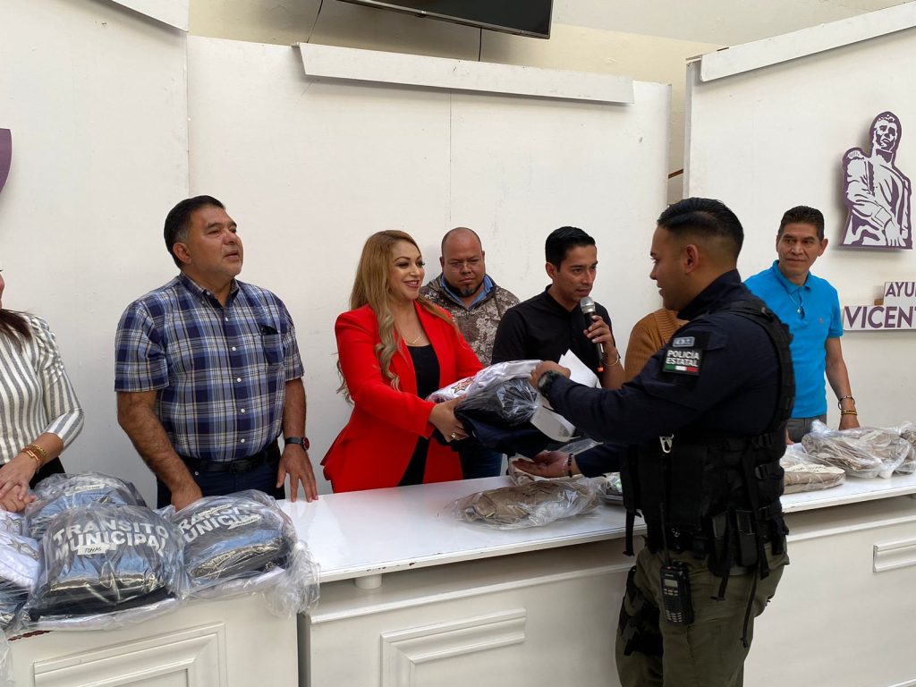 Entrega uniforme Juanita Acevedo a personal municipal.