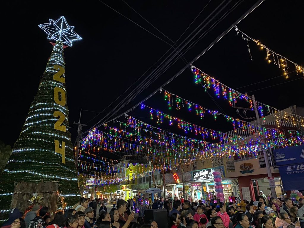 Familias disfrutan del encendido navideño en plaza municipal.