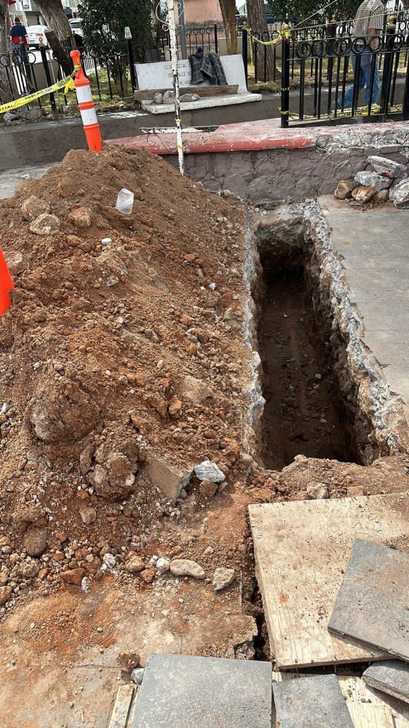 Realizan trabajos de reparación en línea de agua principal.