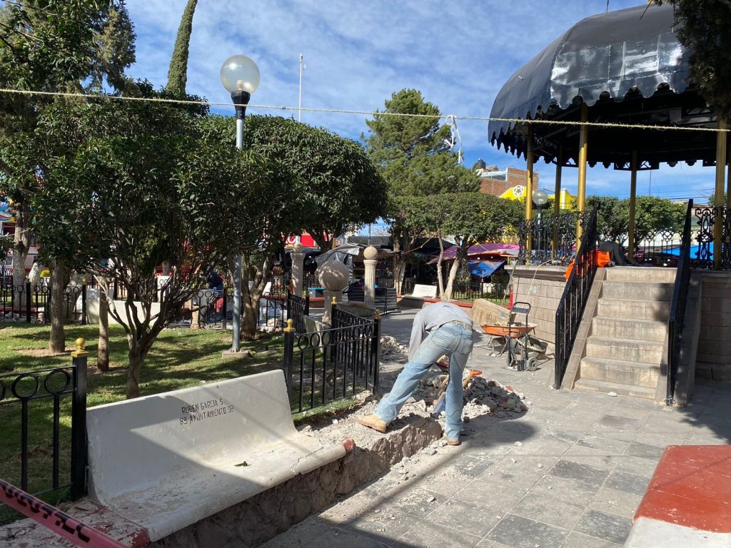 Reanudan trabajos de remodelación en plaza municipal.