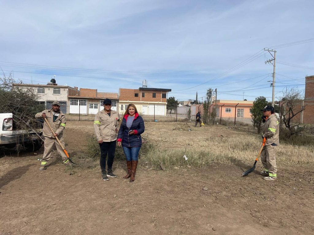 Trabajos de limpia en la unidad deportiva Vicente Guerrero.