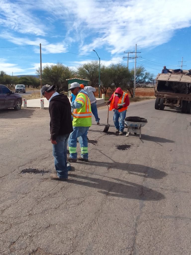 Bacheo en carretera de comunidades en Vicente Guerrero.