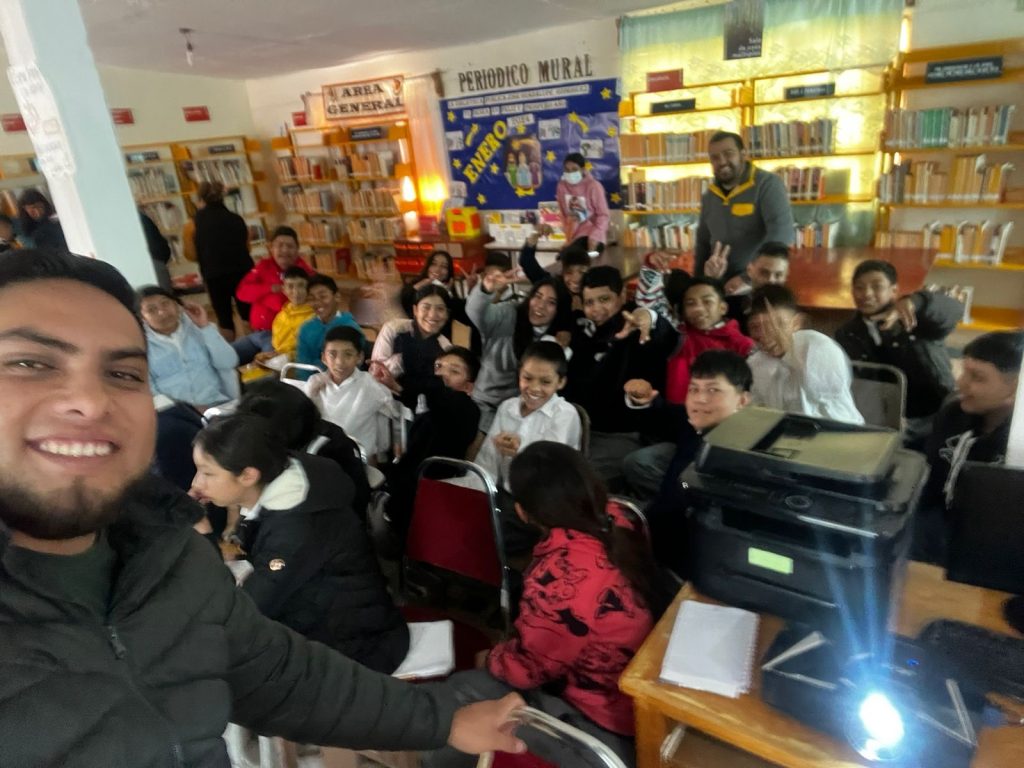 Visitan escuelas con temas de importancia para jóvenes del municipio.