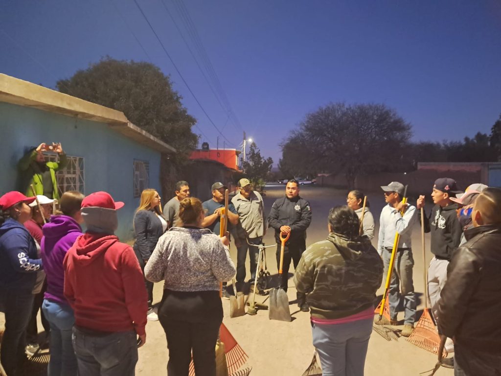 Cuadrillas de limpieza recorren el municipio.