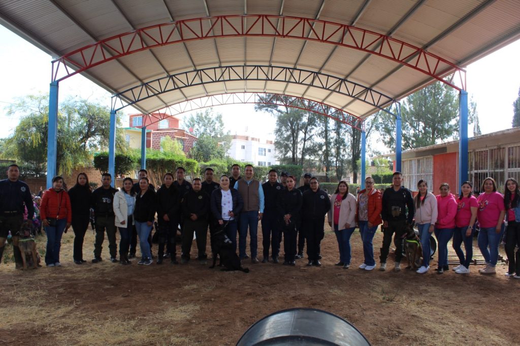 Patrulla canina recorre escuelas en Vicente Guerrero.