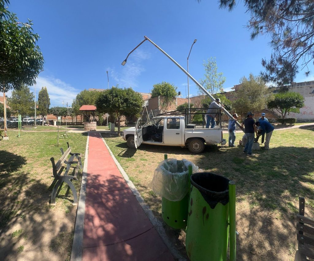 Reactivan luminarias del parque de la Noria de la nación.