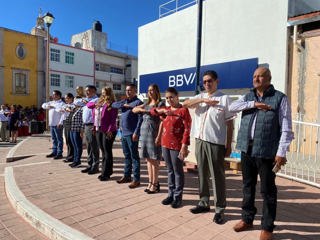 En la plaza Bicentenario, autoridades municipales encabezadas por la licenciada Juanita Acevedo, regidores, contingentes escolares, padres de familia y público en general se dieron cita para conmemorar la batalla de puebla.&nbsp;