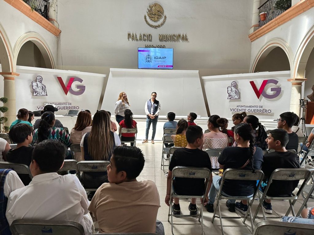 Imparten plática sobre el cuidado de la información y protección a menores.