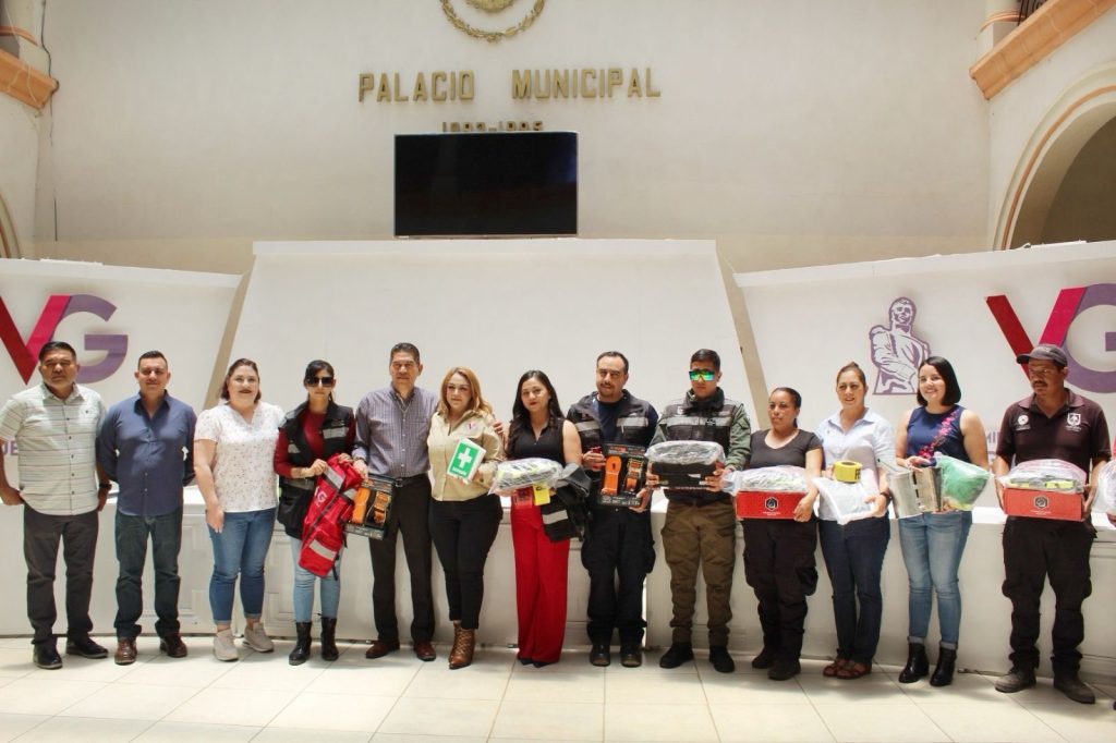 Entregan uniformes a personal de Protección Civil