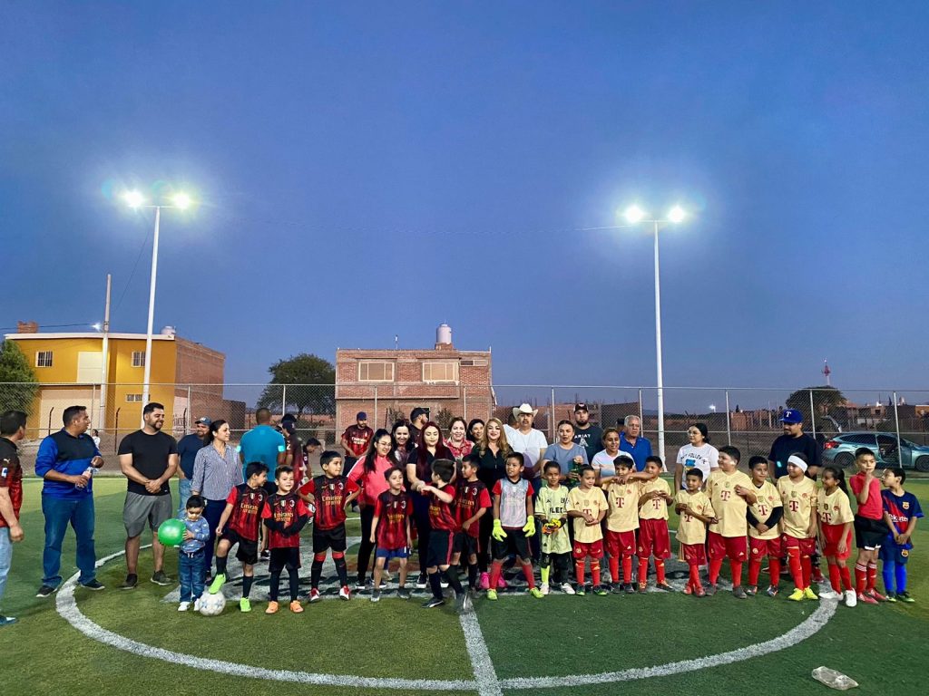 Instalan luminarias en cancha de fútbol 7 de Vicente Guerrero.