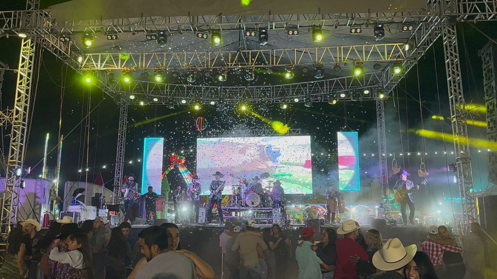 Grupo Nube en el teatro del pueblo.