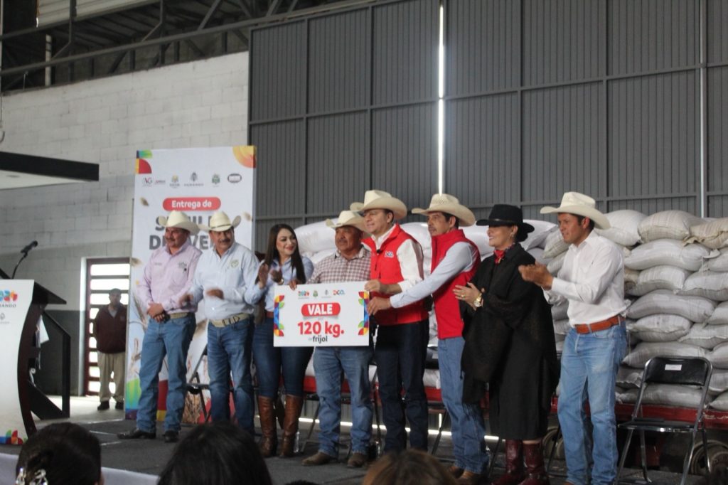 Gobernador Esteban Villegas impulsa la economía rural con entrega de semillas en Vicente Guerrero.