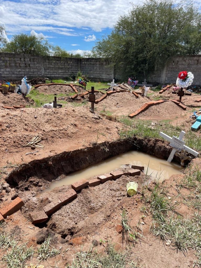 Inundaciones en el Panteón Municipal de Vicente Guerrero: Obras Públicas Trabaja en la Reparación de Tumbas Afectadas