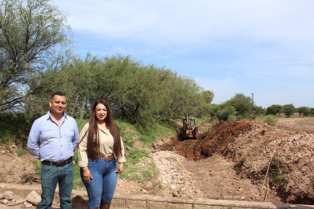 Atienden solicitud de vecinos afectados por inundaciones.