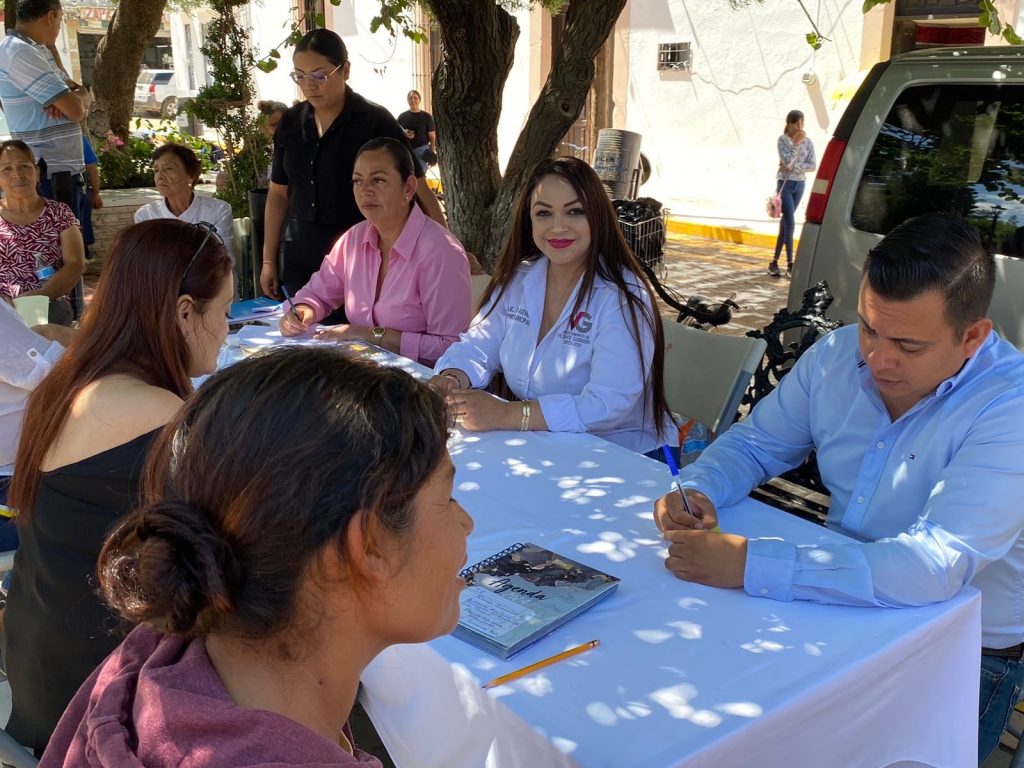 Instalan mesas de trabajo en plaza municipal.