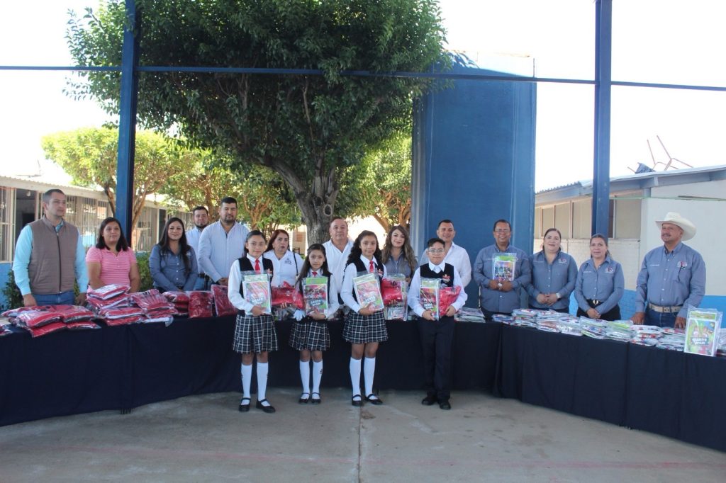 Inician la entrega de uniformes escolares en Vicente Guerrero.