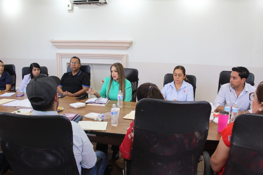 Se reúnen la presidenta y el cabildo con empresarios del municipio.