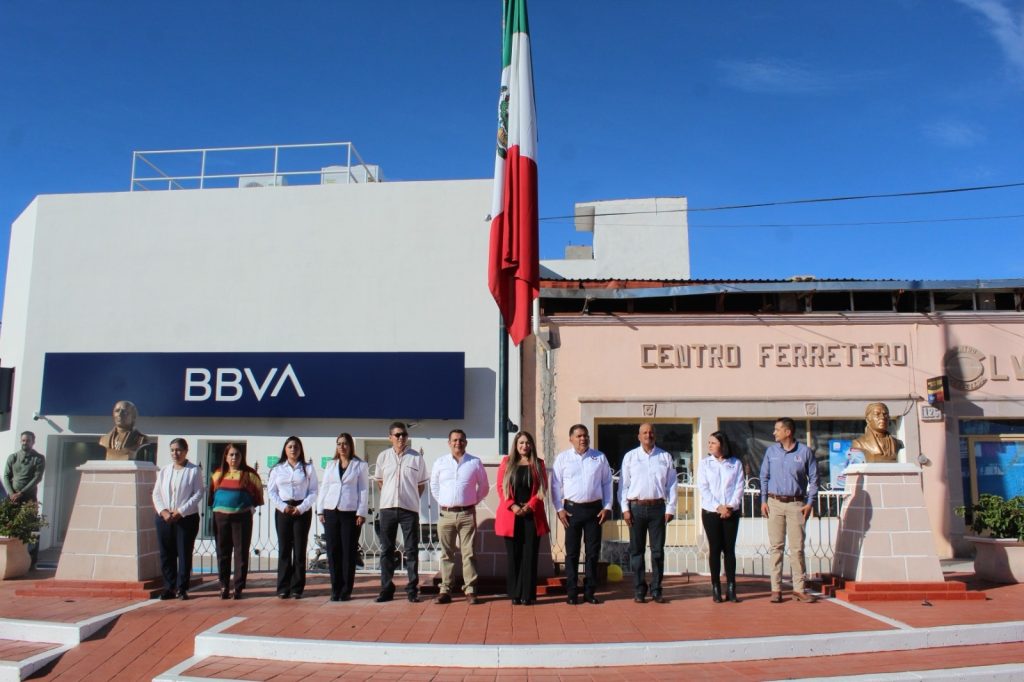 La presidenta municipal Juanita Acevedo, así como regidores del ayuntamiento, contingentes escolares, de seguridad y publico en general se dieron cita para realizar los honores a la bandera conmemorativa&nbsp;al 13 de septiembre de 1847.