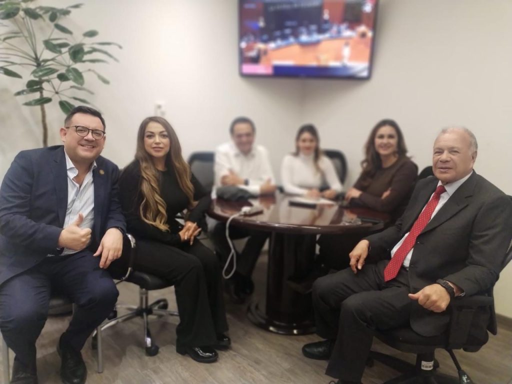Juanita Acevedo se reunió con senadores y diputados federales.