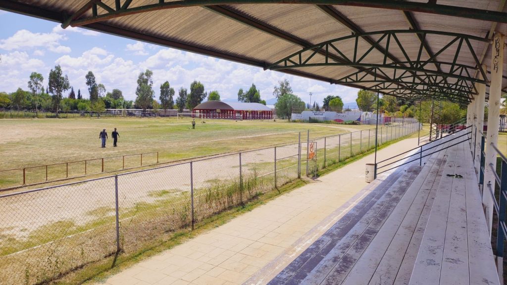 Servicios generales da mantenimiento a áreas deportivas.