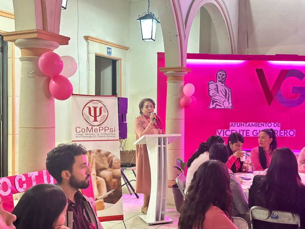 Imparten plática preventiva por el día internacional de la lucha contra el cáncer de mama.