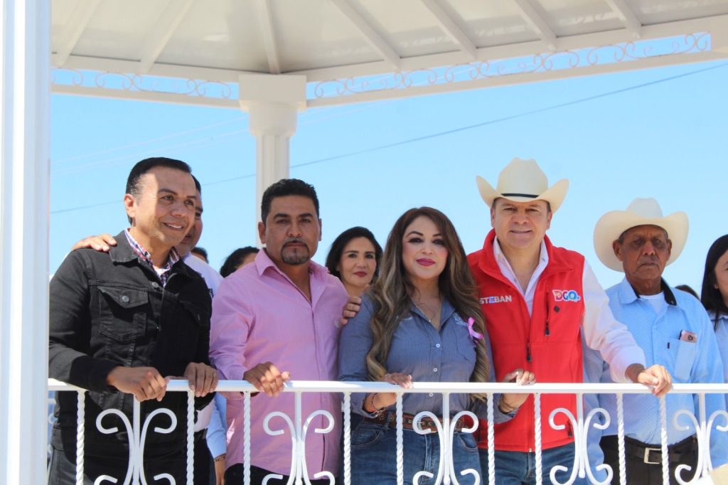 Supervisa el gobernador y Juanita Acevedo la construcción de parque público en San Francisco Javier.