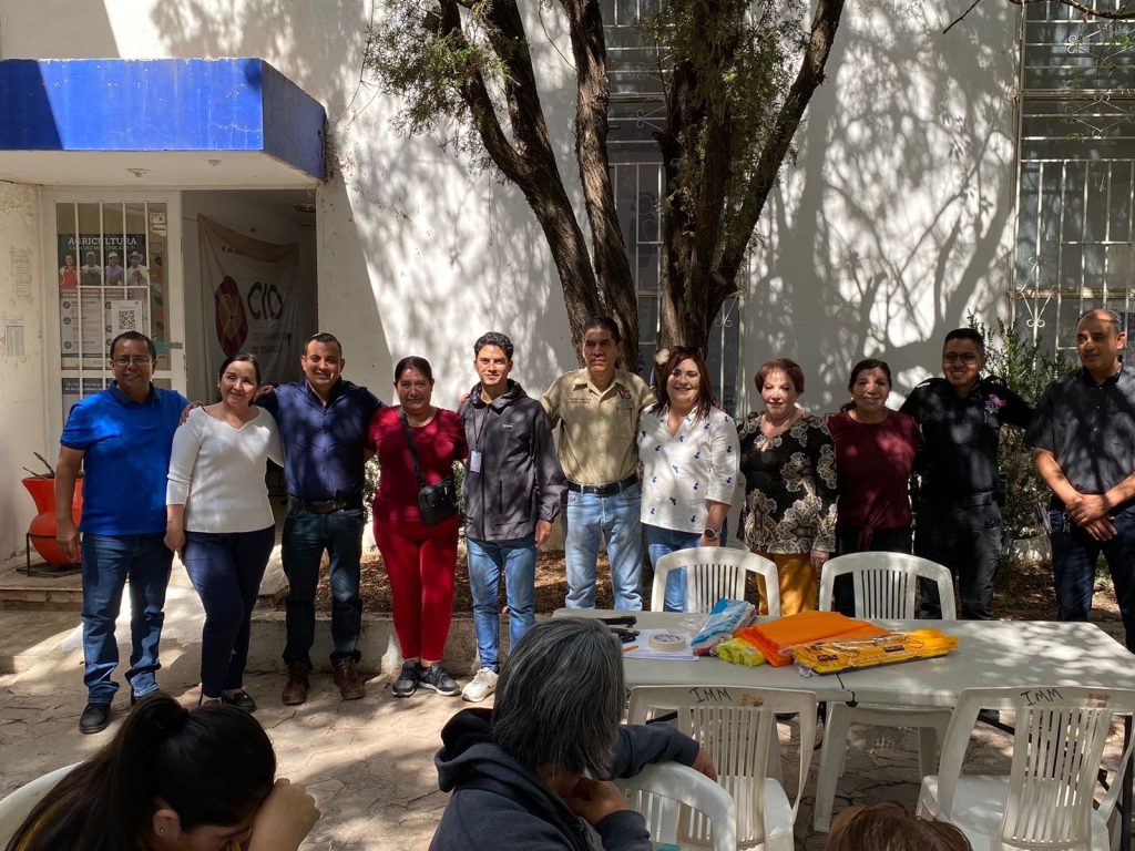 Imparten taller de elaboración de coronas