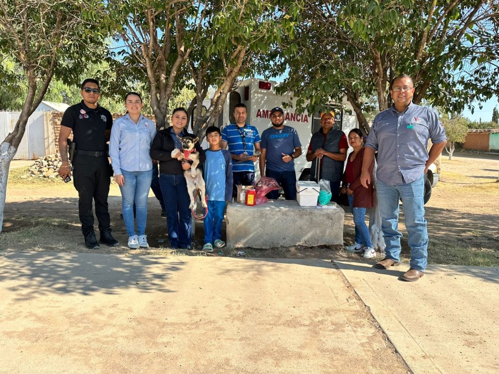 Campaña de vacunación antirrábica en comunidades de Vicente Guerrero.
