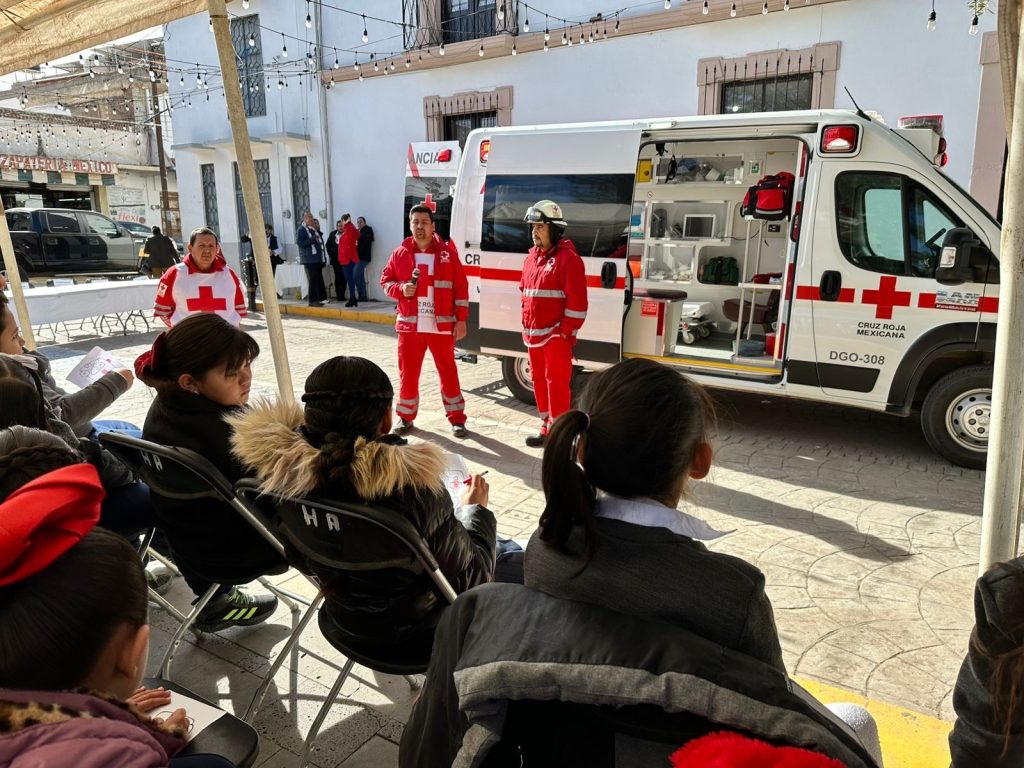 Cruz roja promueve primeros auxilios en jóvenes estudiantes.