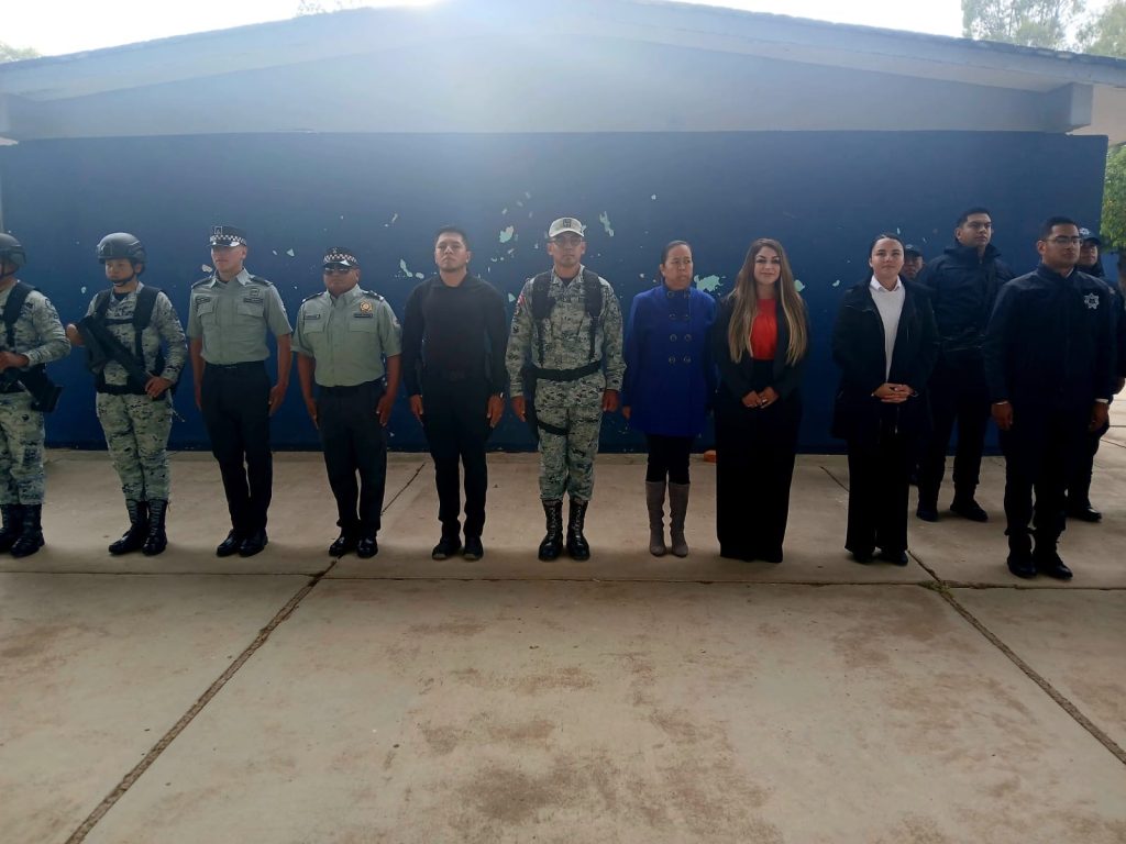 Participan autoridades municipales en honores a la bandera.