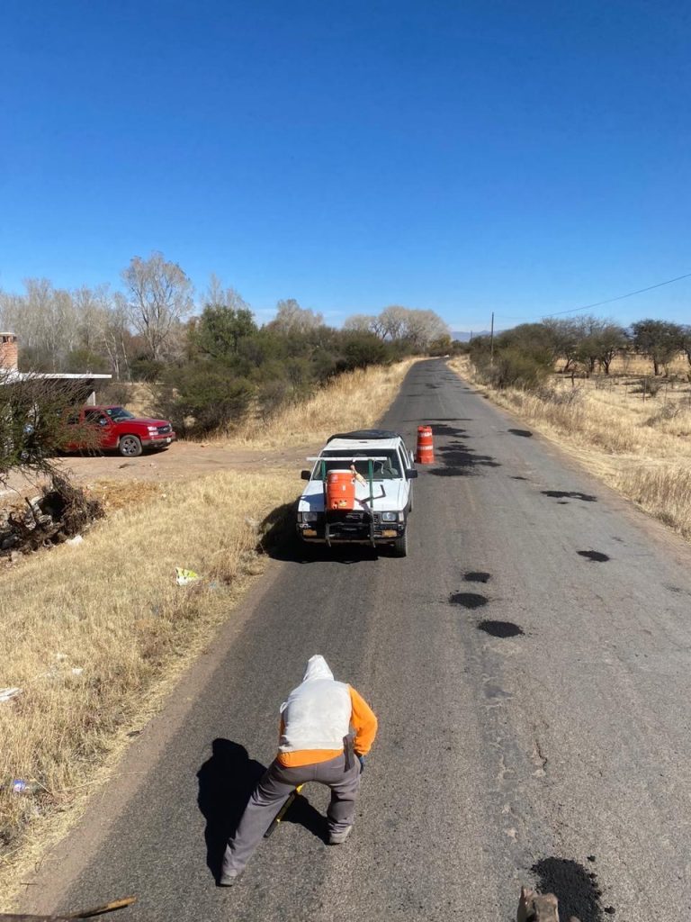 Se bachea carretera a San Pedro Alcantar.