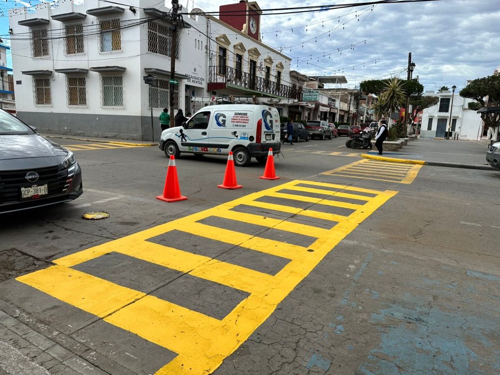 Usuarios de zona centro ven bien la pinta de cruces peatonales.