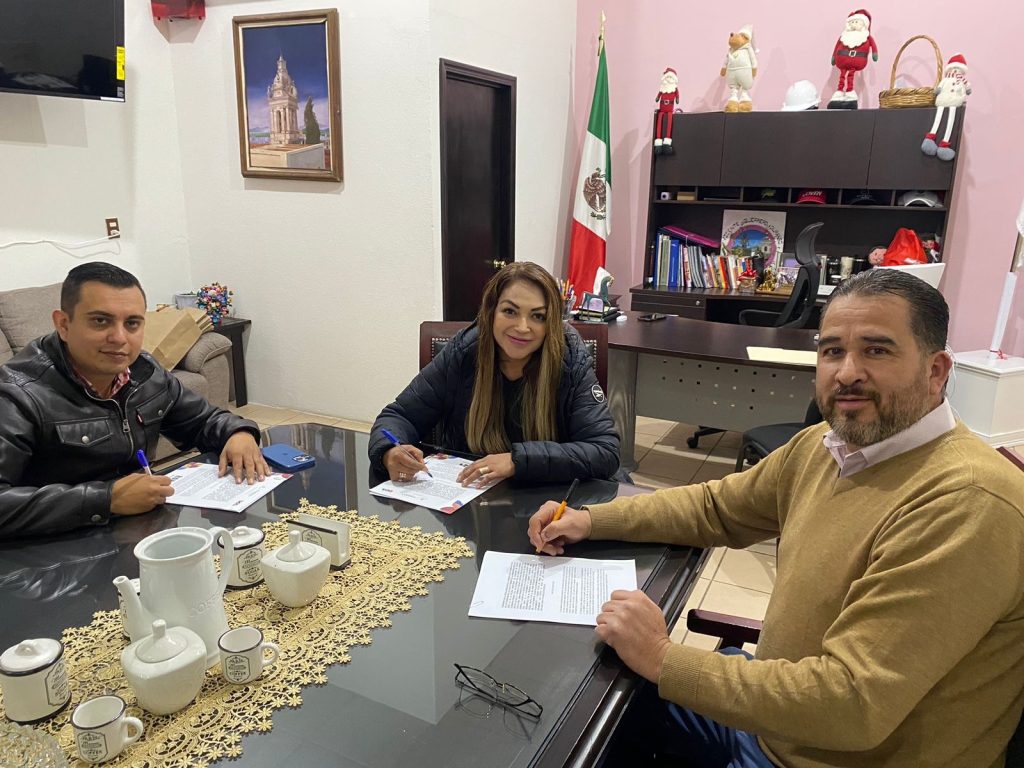 Firman un convenio de regularización.Vicente Gro.