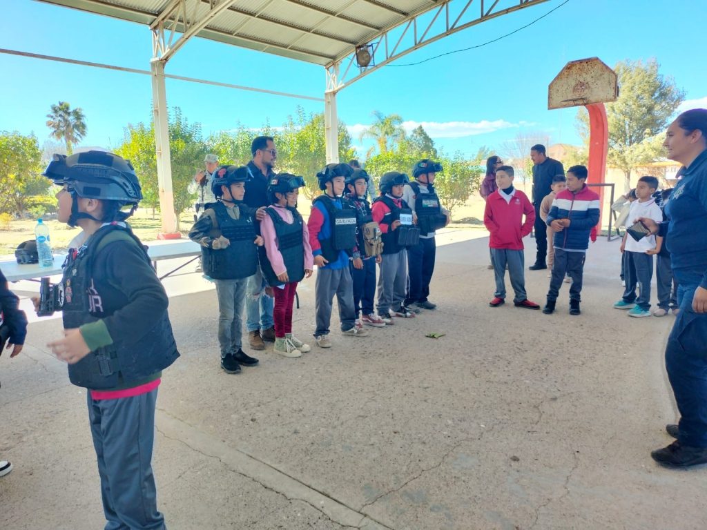Corporaciones de seguridad participan en escuelas del municipio.