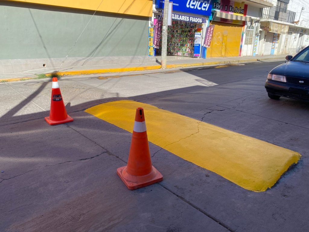 Señalan espacios para peatones.