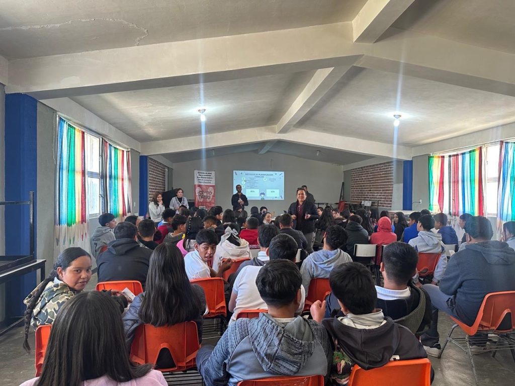 Imparten plática a jóvenes de telesecundaria de Vicente Guerrero.