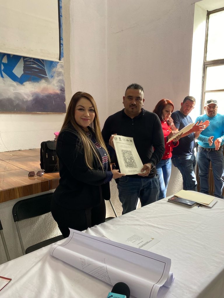 Juanita Acevedo le cumple a los trabajadores del ayuntamiento en adeudos pendientes.